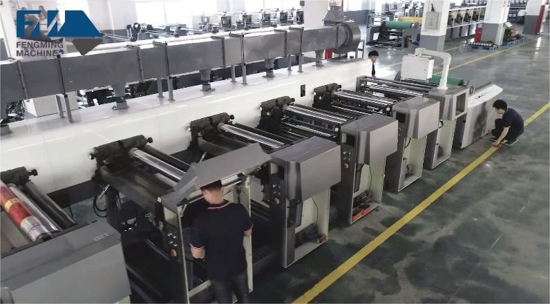 Flexodrukmachine met automatisch laden en lossen