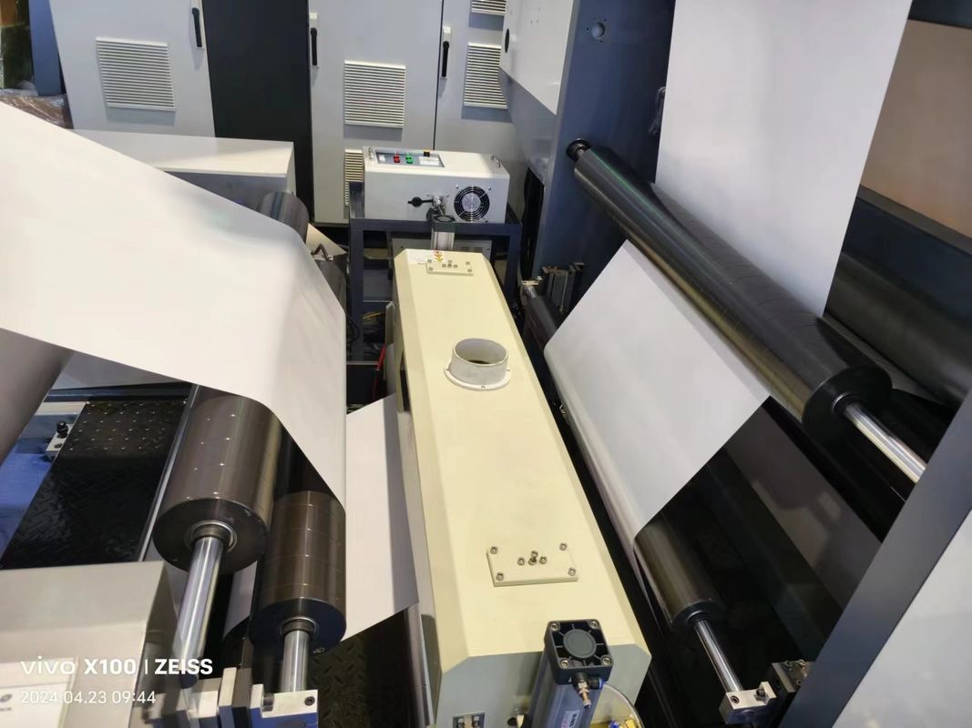 Flexodrukmachine voor het voordrukken van kartonnen en koerierszakken