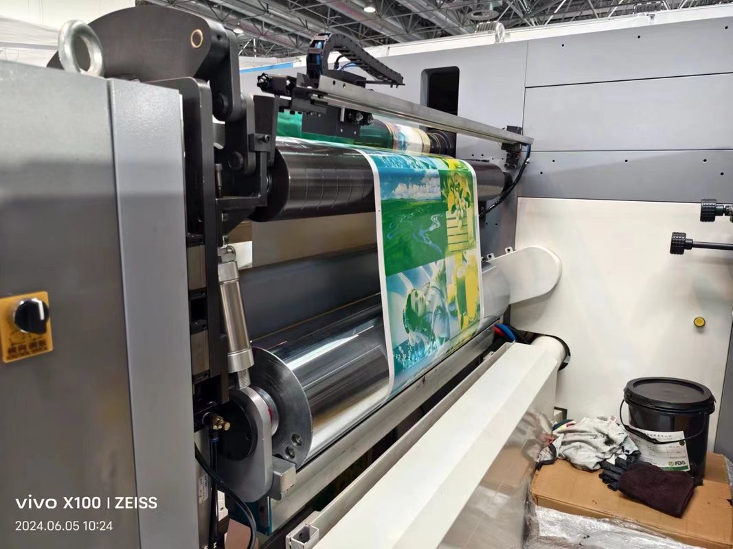 Flexodrukmachine met in- en uitvoers secties voor een soepele werking