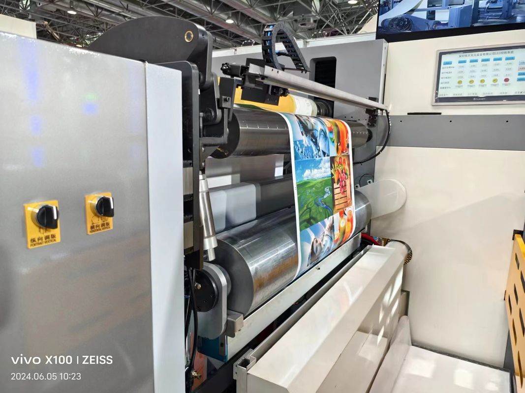 Flexodrukmachine met in- en uitvoers secties voor een soepele werking