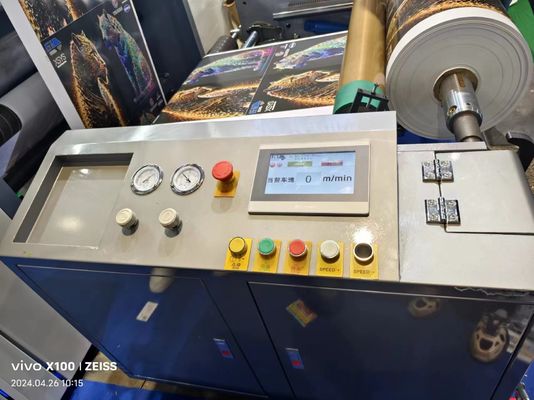 Flexodrukmachine voor het voordrukken van kartonnen en koerierszakken