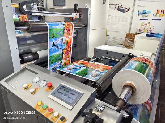 Flexodrukmachine voor papierbeker kartonnen zak Pakket 1000 mm Breedte PLC-besturing 150m/min Snelheid