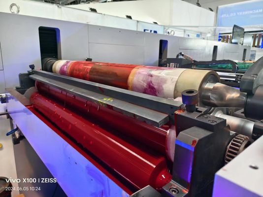 UV-servo-flexodrukmachine 1350 mm Roll-to-roll papieren bekers Nieuwe stand Kaartprinter In-line Gear Drukkerijen